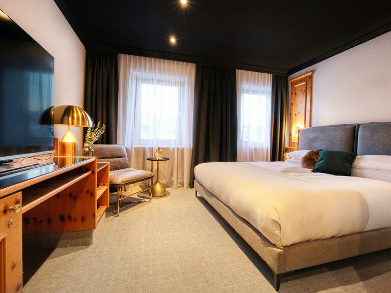 Ein geschmackvoll eingerichtetes Zimmer mit Doppelbett und moderner Innenausstattung im Hotel Kronberg.