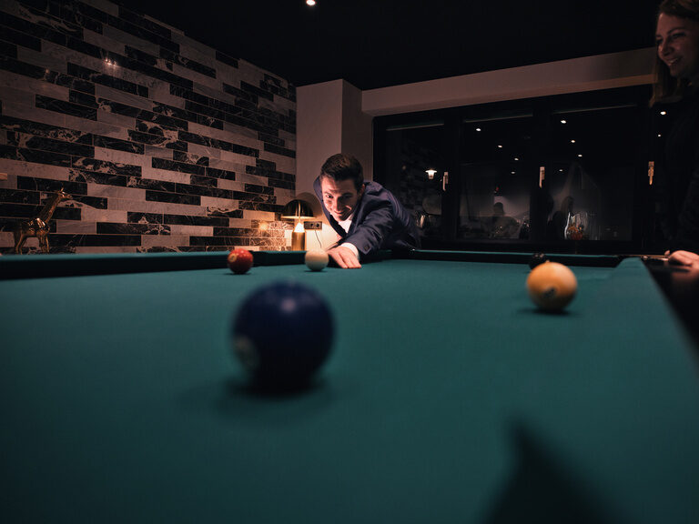 Zwei Personen beim Billardspiel im Designer Hotel Kronberg in Bodenmais.