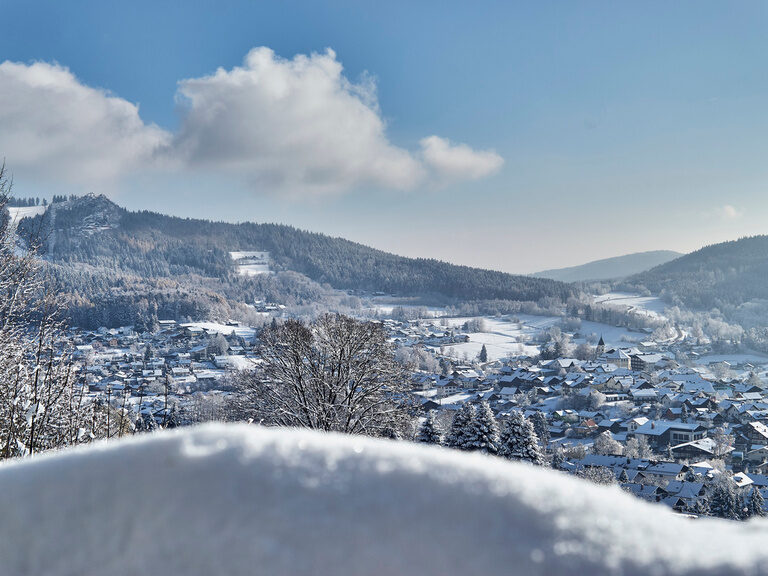 Das verschneite Bodenmais im Bayerischen Wald mit Silberberg im Hintergrund.