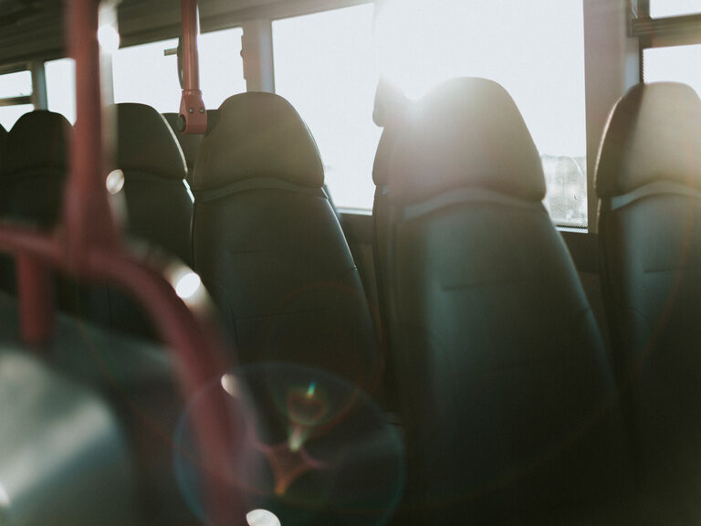 Bussitze im Sonnenlicht bereit für eine Rundfahrt an die schönsten Orte im Bayerischen Wald.