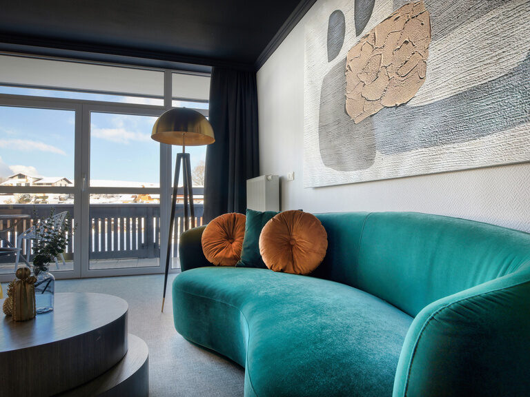 Ein stilvoll möbliertes Wohnzimmer im Doppelzimmer mit Panoramablick.