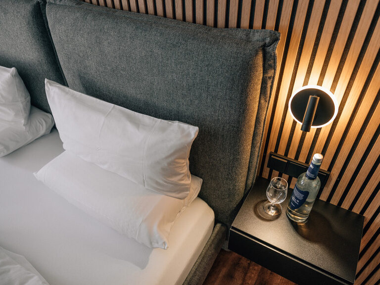 Ein komfortables Bett mit weichen Kissen im gemütlichen Zimmer im Hotel das Kronberg.