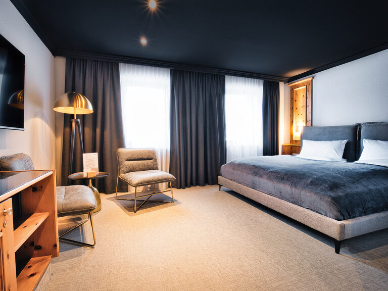 Gehobenes modernes Design im Doppelzimmer mit edler Atmosphären-Beleuchtung.