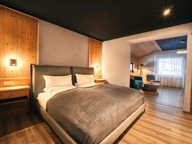 Ein stilvoll gestaltetes Schlafzimmer im geräumigen Doppelzimmer - adults only.