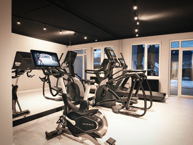 Moderner Fitnessraum mit zahlreichen Sportgeräten im adults only Hotel Das Kronberg in Bodenmais.