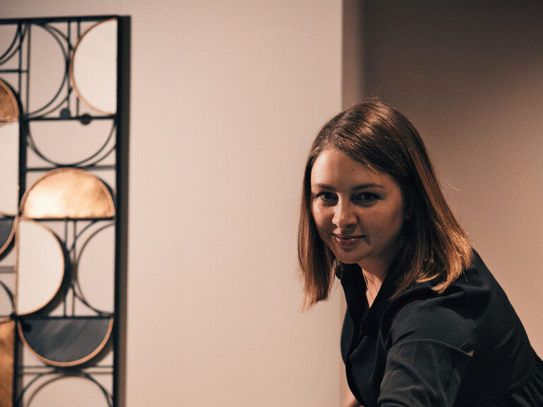 Eine Frau ist beim Billardspiel im Hotel Kronberg zum Kugel Anstoss bereit.