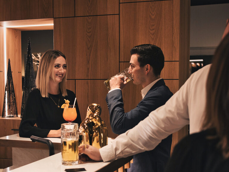 Gäste an der Hotelbar genießen die entspannte Stimmung im adults only Hotel Kronberg bei einem Getränkt an der Lifestyle Bar.