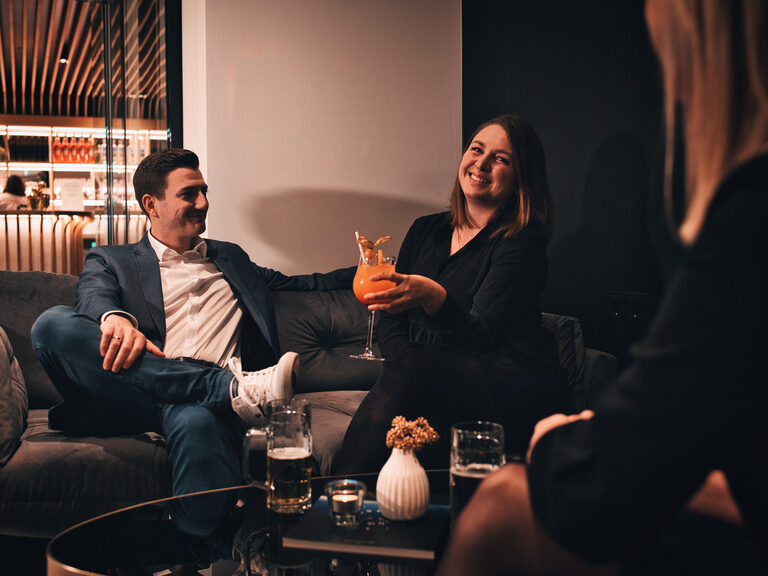 Ein Gespräch zwischen Bekannten in der komfortablen Lounge des Hotel Kronberg.