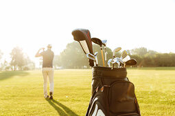 Ein Mann spielt Golf auf einem grünen Golfplatz.