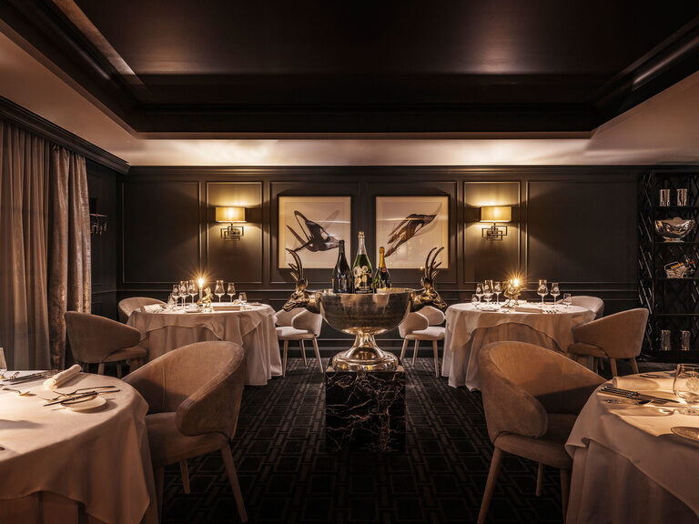 Das elegant eingerichtete Sternerestaurant mit gedimmter Belichtung für eine angenehme Atmosphäre im Hotel Oswald.