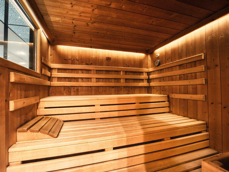 Die gemütliche Holzsauna im Adults Only Hotel das Kronberg lädt zum schwitzen ein.
