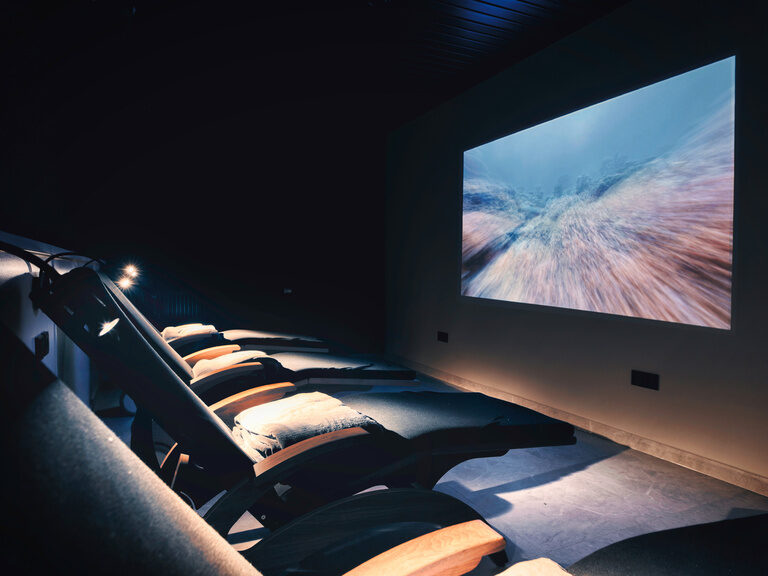 Der Kinosaal im natura Hotel Bodenmais sorgt für Unterhaltung bei Groß und Klein.