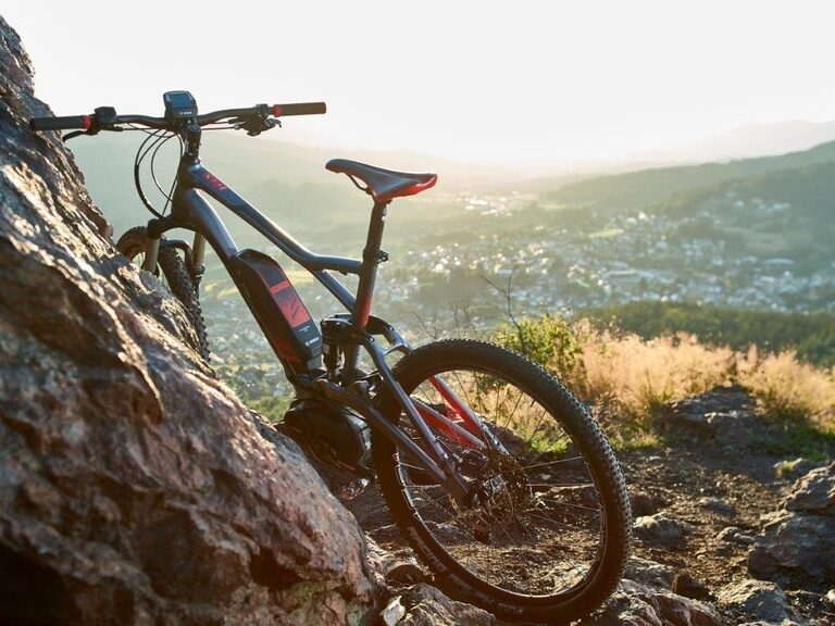 Das Fahrrad steht majestätisch auf einem Felsen in der Umgebung von Bodenmais.