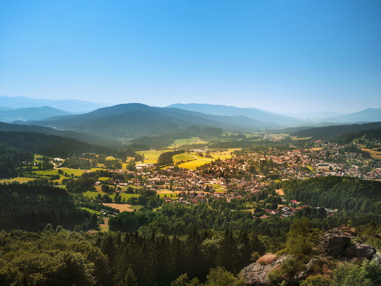 Ein atemberaubender Blick vom Gipfel des Berges über Bodenmais.
