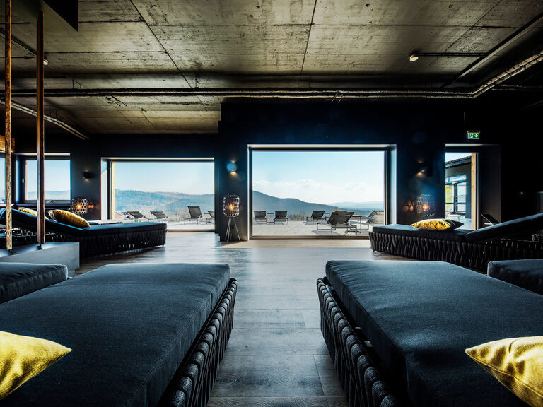 Der Wellness-Bereich im natura Hotel Einladender Ruheraum mit Liegemöglichkeiten im natura Wellnesshotel in Bodenmais