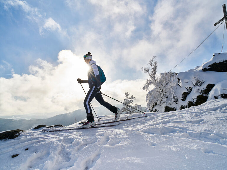 Ein Skitouren-Geher schreitet durch die verschneite Landschaft des Bayerischen Waldes rund um Bodenmais.