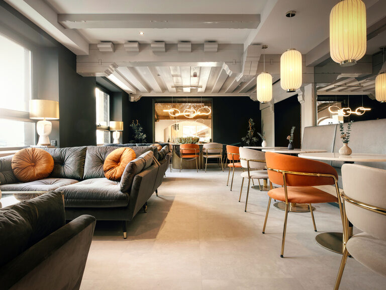 Stylisch möblierter Lounge-Bereich in der Lifestyle-Bar im Hotel Kronberg in Bodenmais