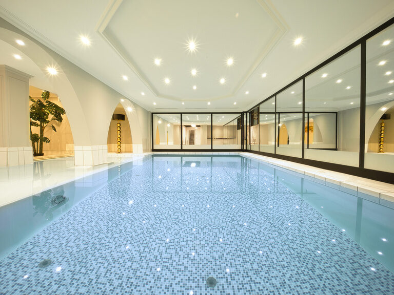 Der stylisch und modern gestaltete Innenpool im adults only Hotel Kronberg.