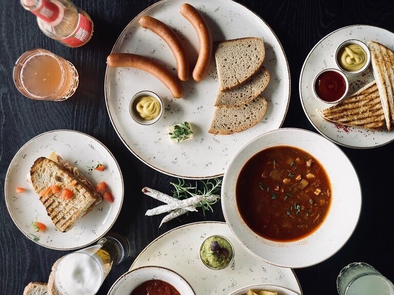 Speisenauswahl mit Wienerwürstchen mit Brot, Gulaschsuppe oder Schinken-Käse Toast für den kleinen Hunger zwischendurch.